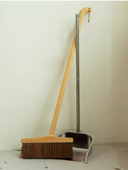Деревянная метла с металлическим совком