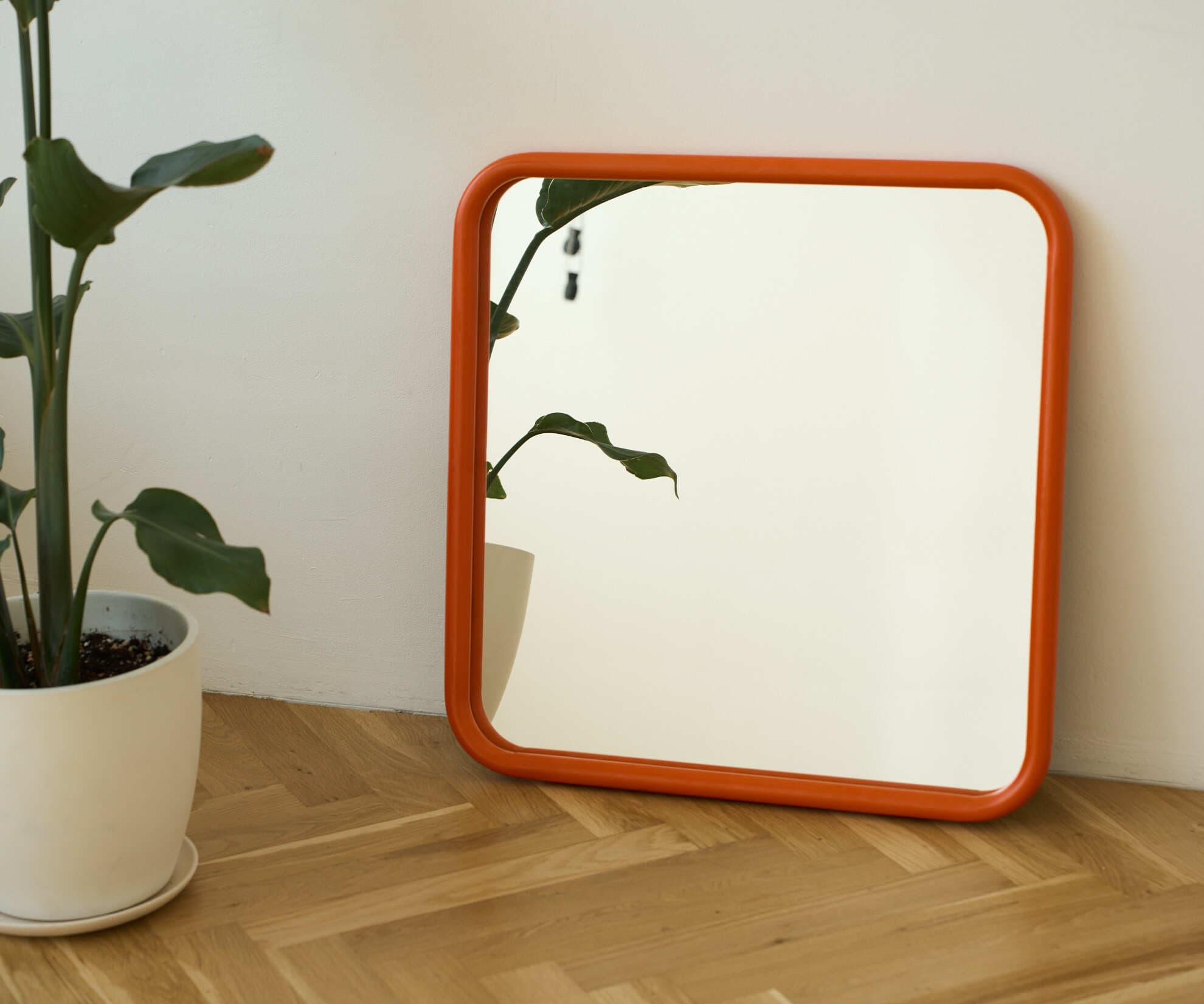 Зеркало на металлической раме, оранжевое