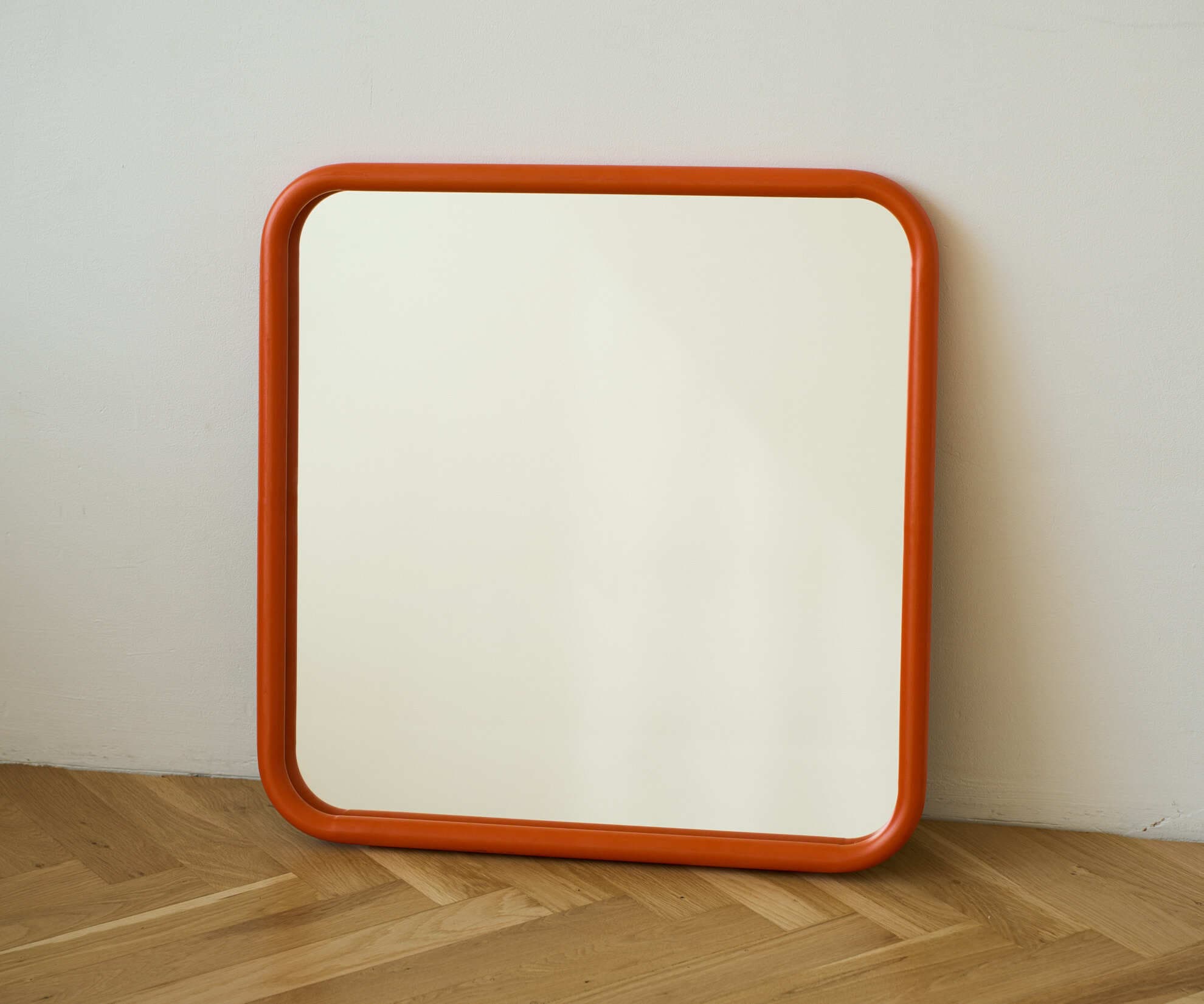 Зеркало на металлической раме, оранжевое