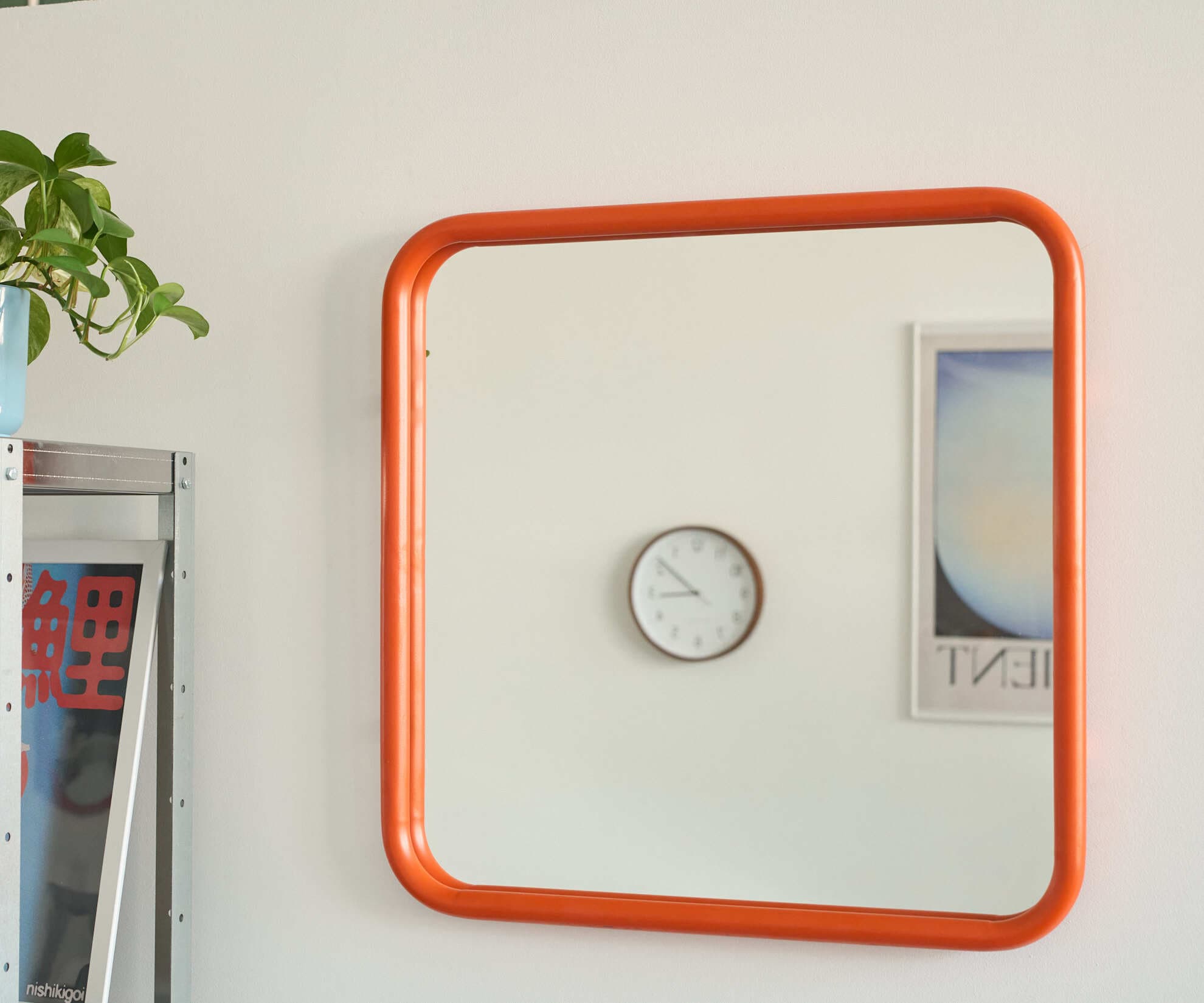 Зеркало на металлической раме, оранжевое