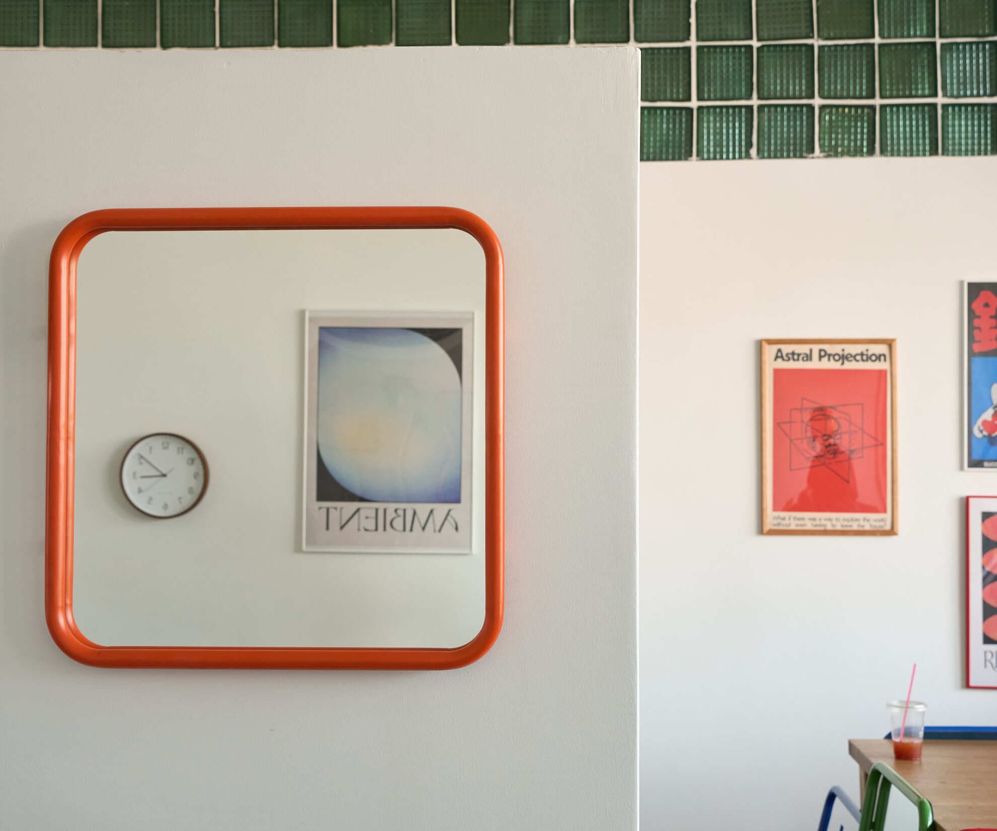 Зеркало на металлической раме, оранжевое