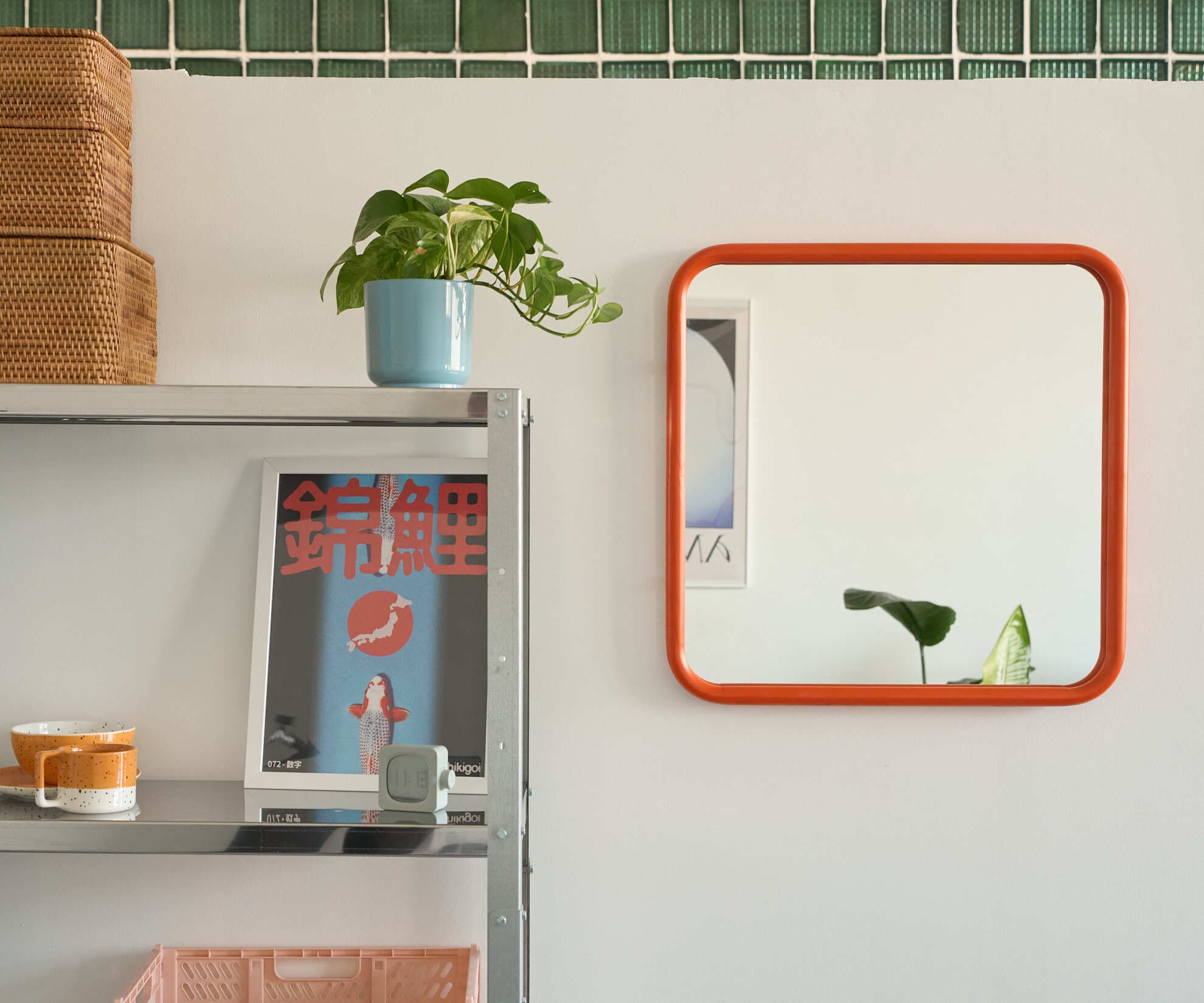 Зеркало на металлической раме, оранжевое