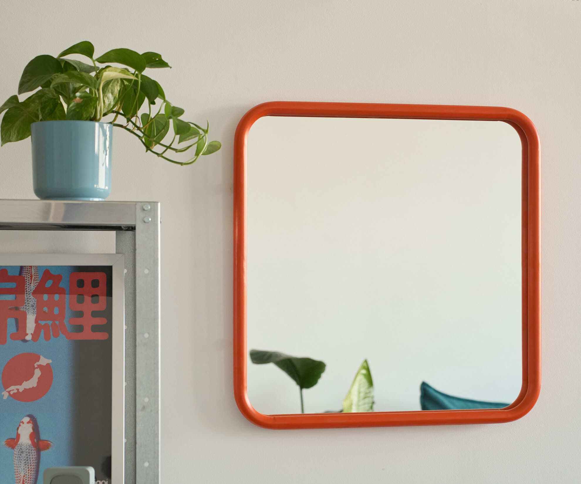 Зеркало на металлической раме, оранжевое
