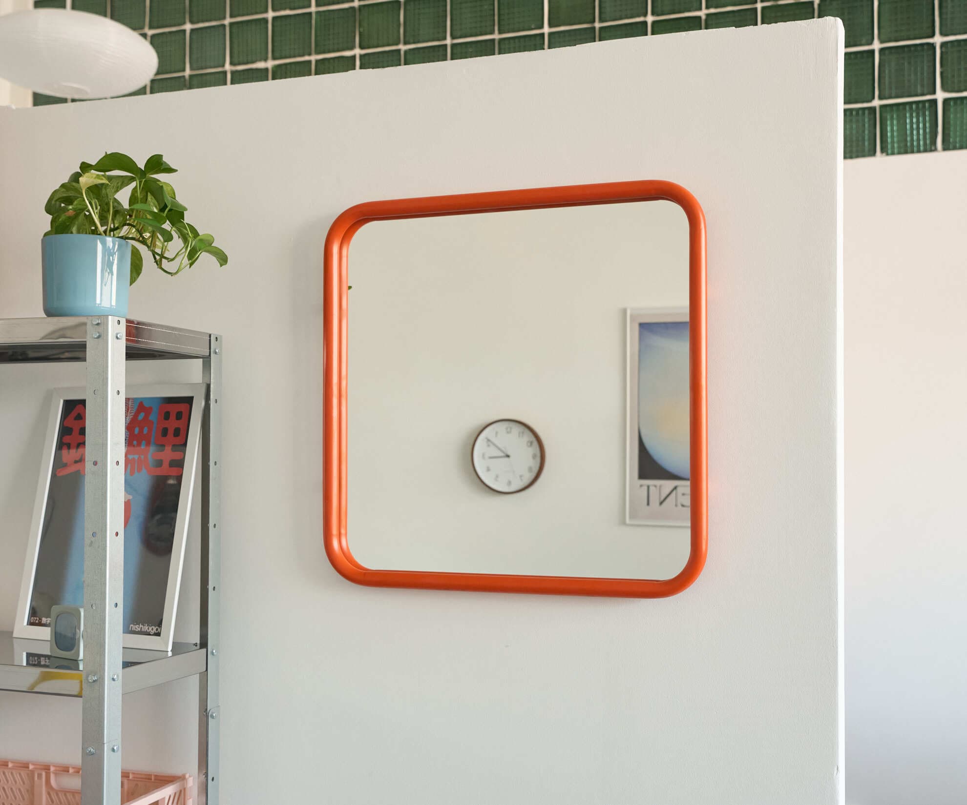 Зеркало на металлической раме, оранжевое