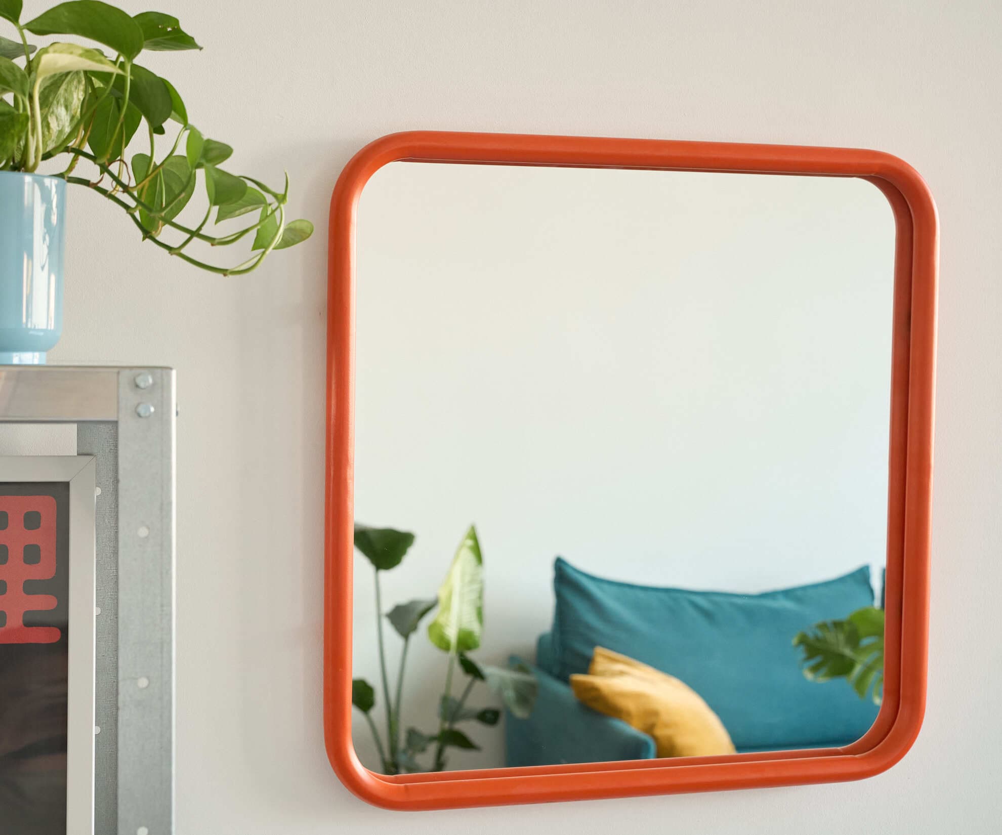 Зеркало на металлической раме, оранжевое
