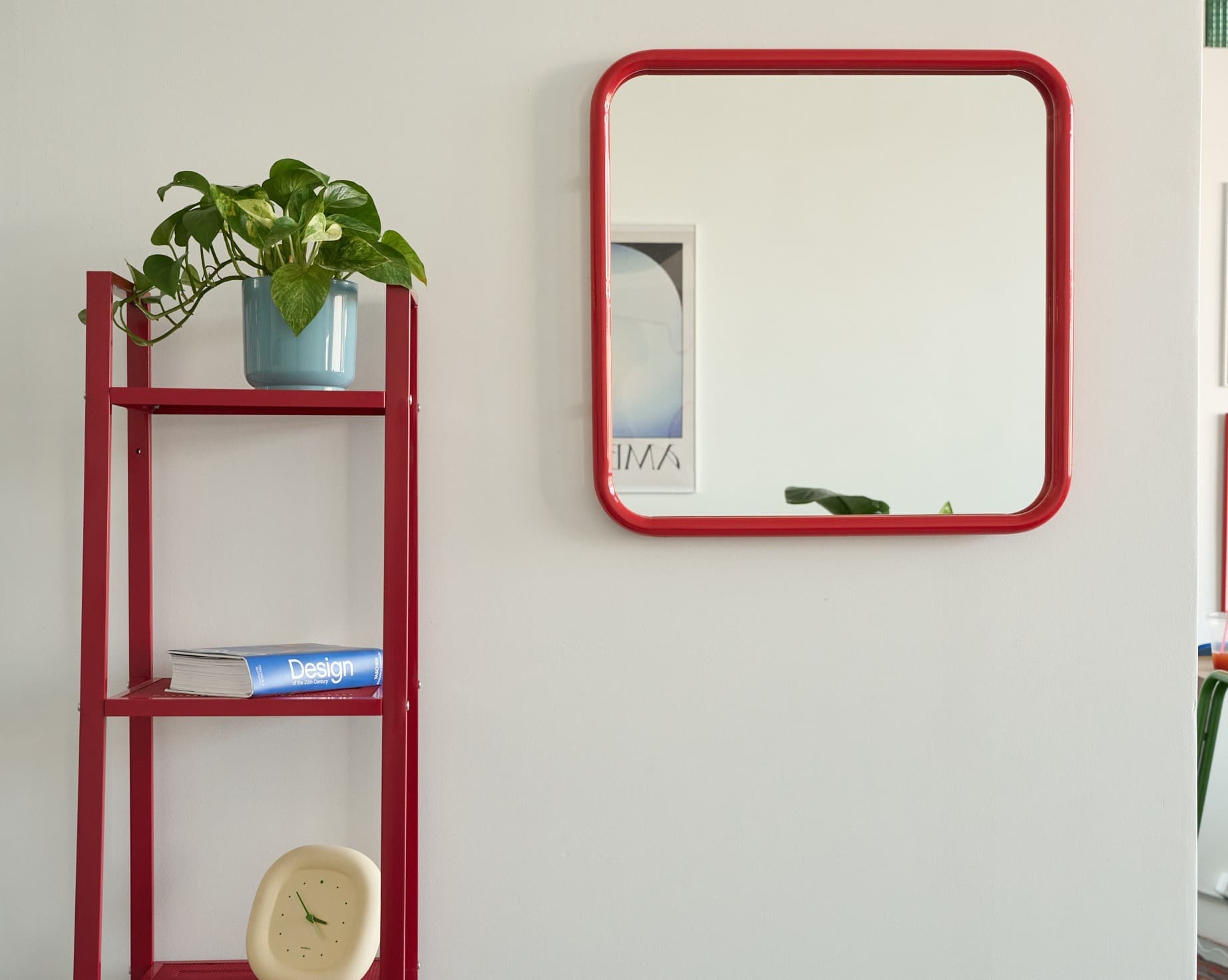 Зеркало на металлической раме, красное