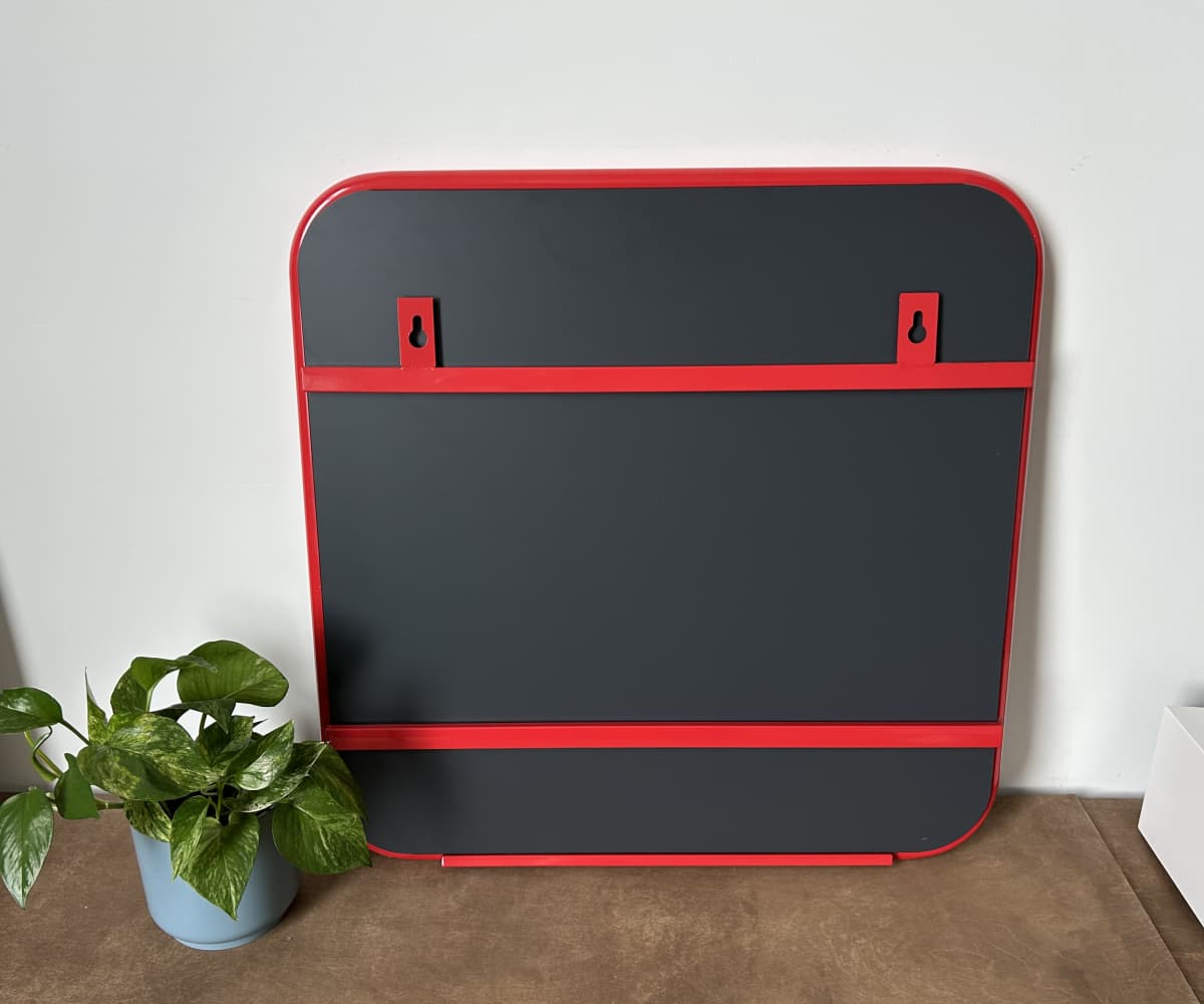 Зеркало на металлической раме, красное