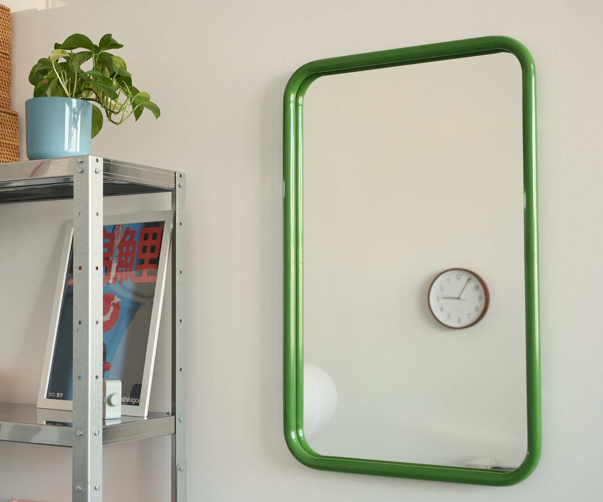 Зеркало на металлической раме 50х80 см, зеленое