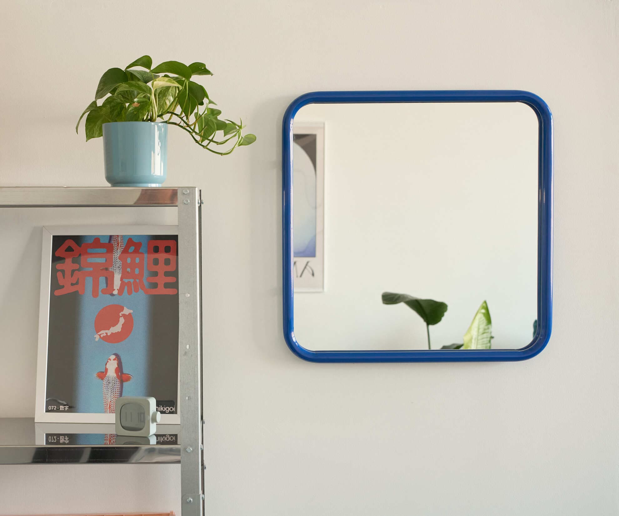 Зеркало на металлической раме, синее