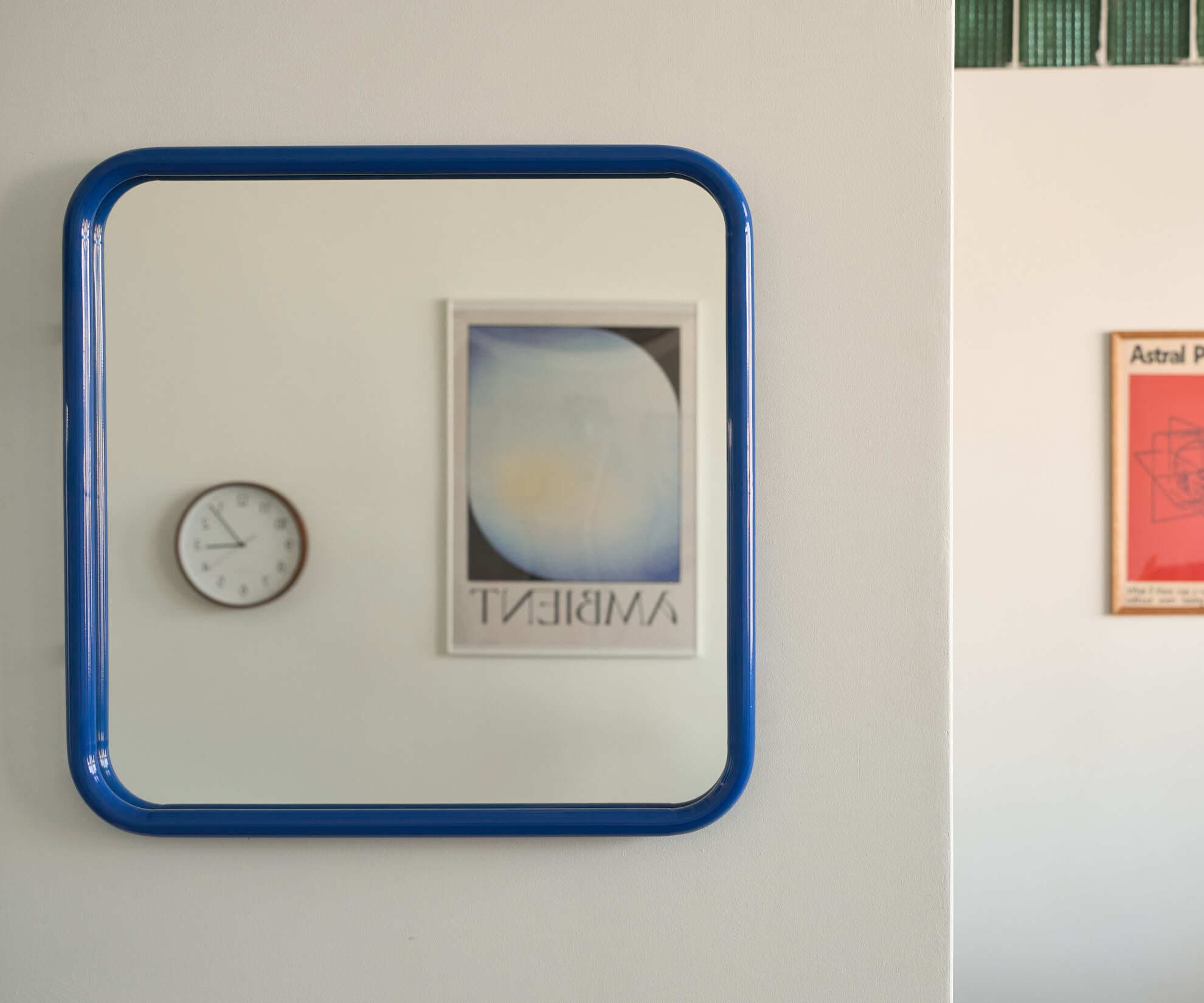 Зеркало на металлической раме, синее