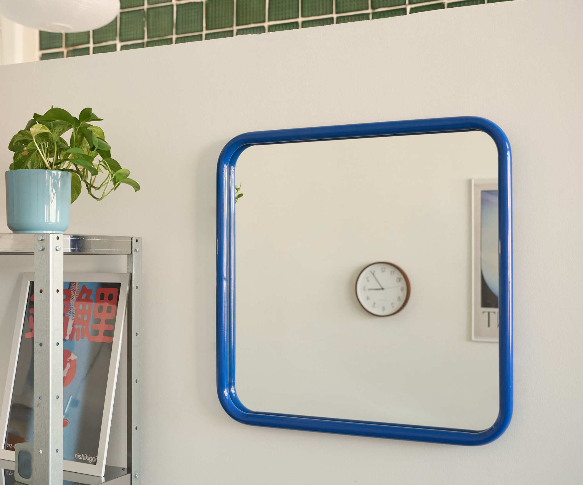 Зеркало на металлической раме, синее