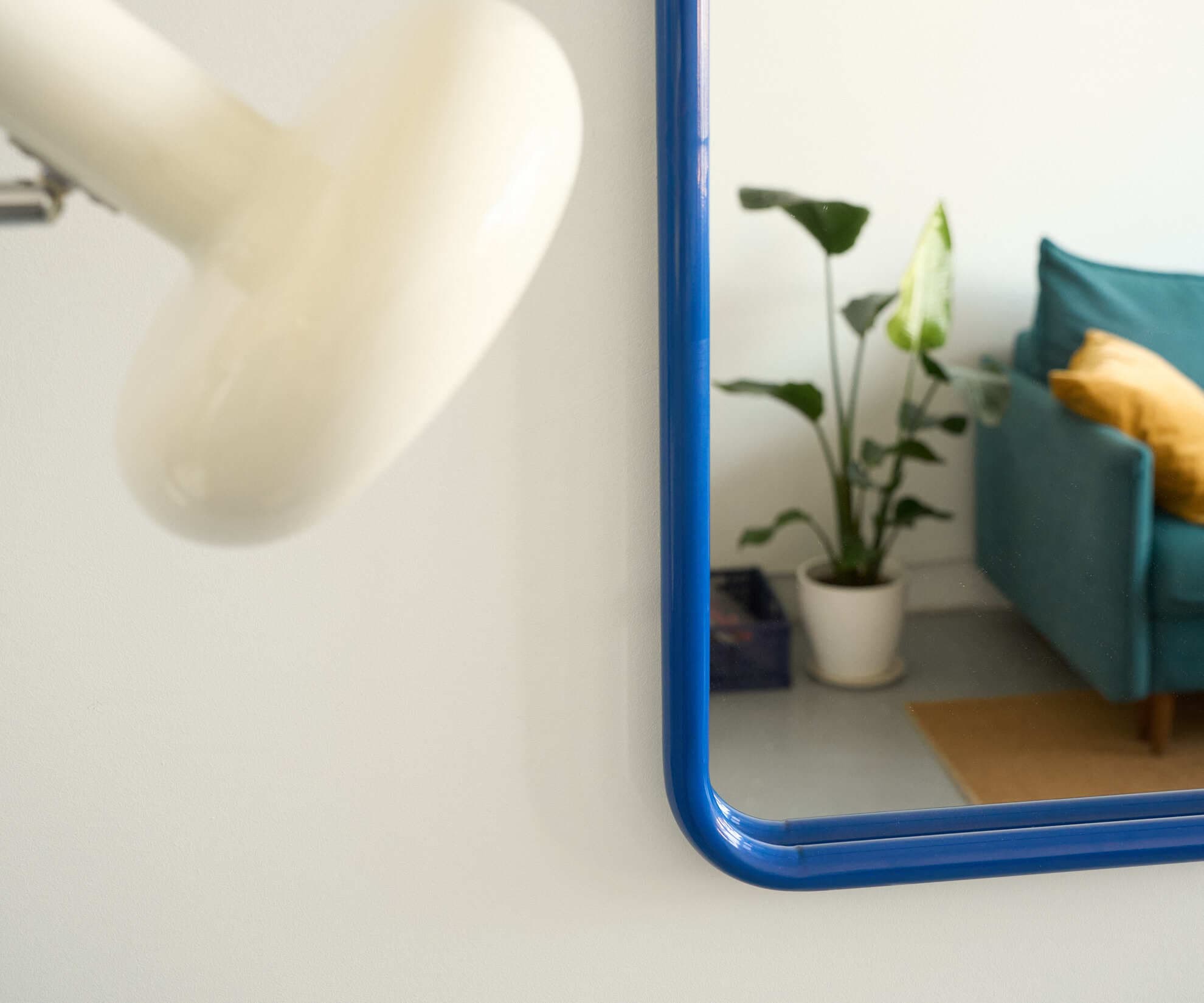 Зеркало на металлической раме, синее