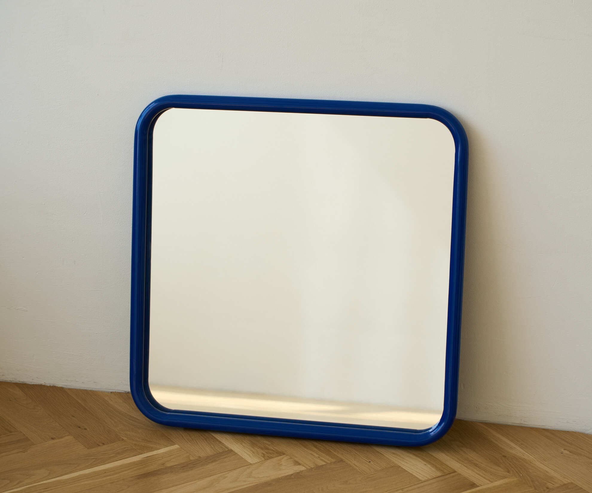 Зеркало на металлической раме, синее