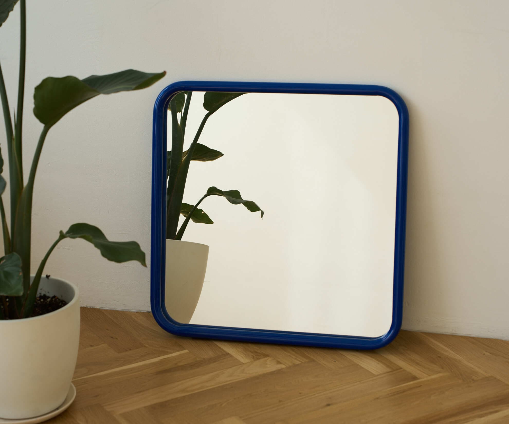 Зеркало на металлической раме, синее
