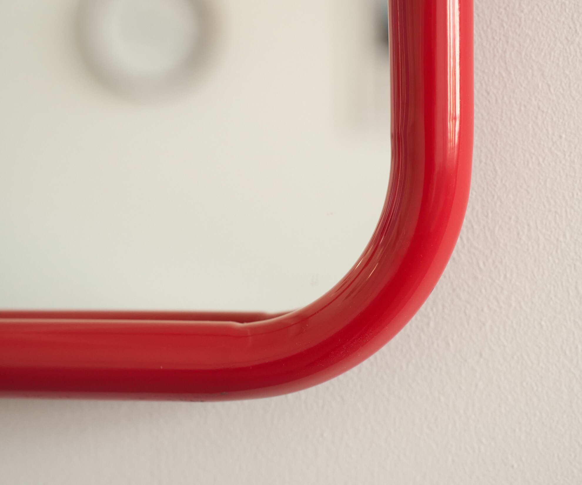 Зеркало на металлической раме, красное