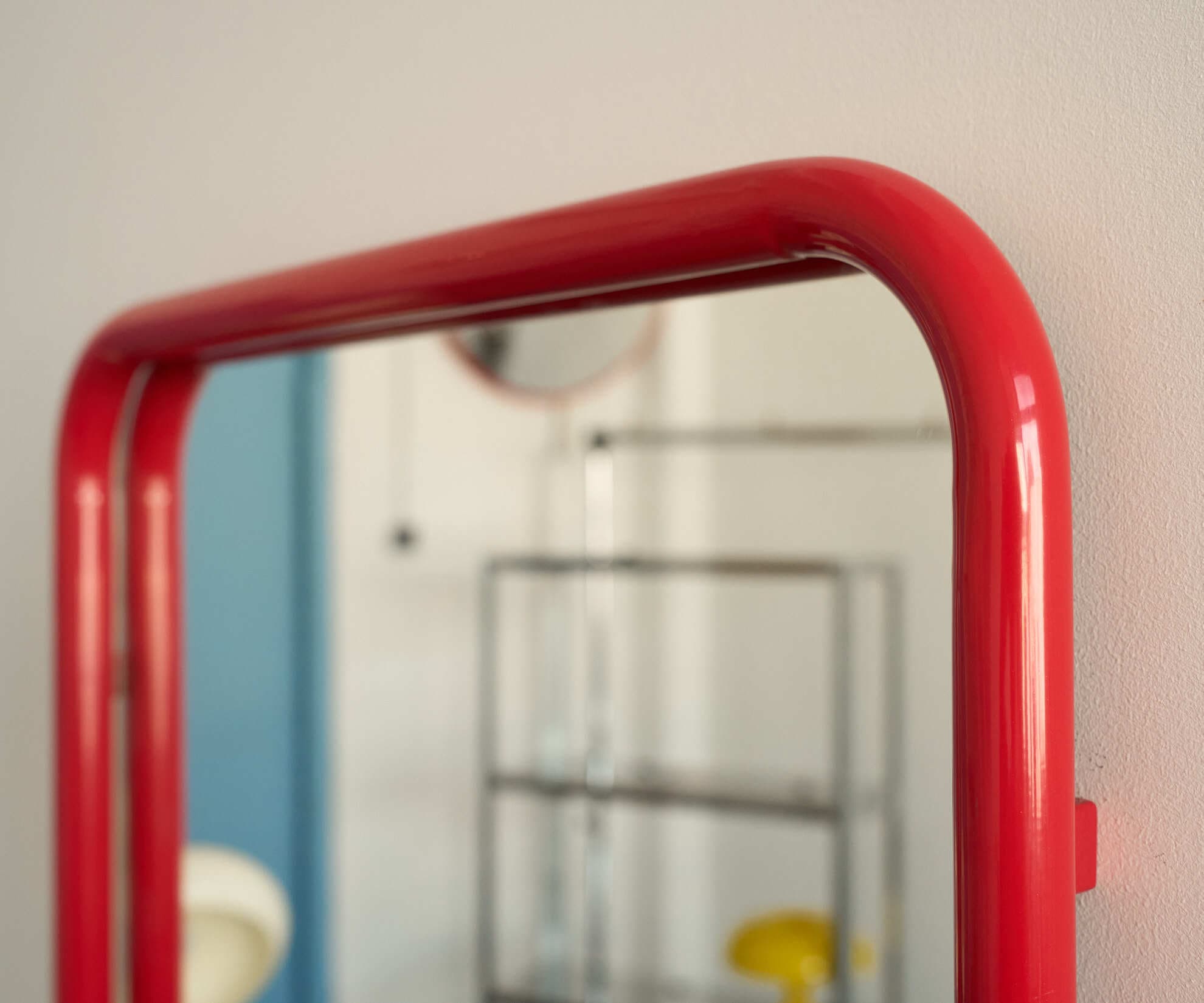 Зеркало на металлической раме, красное