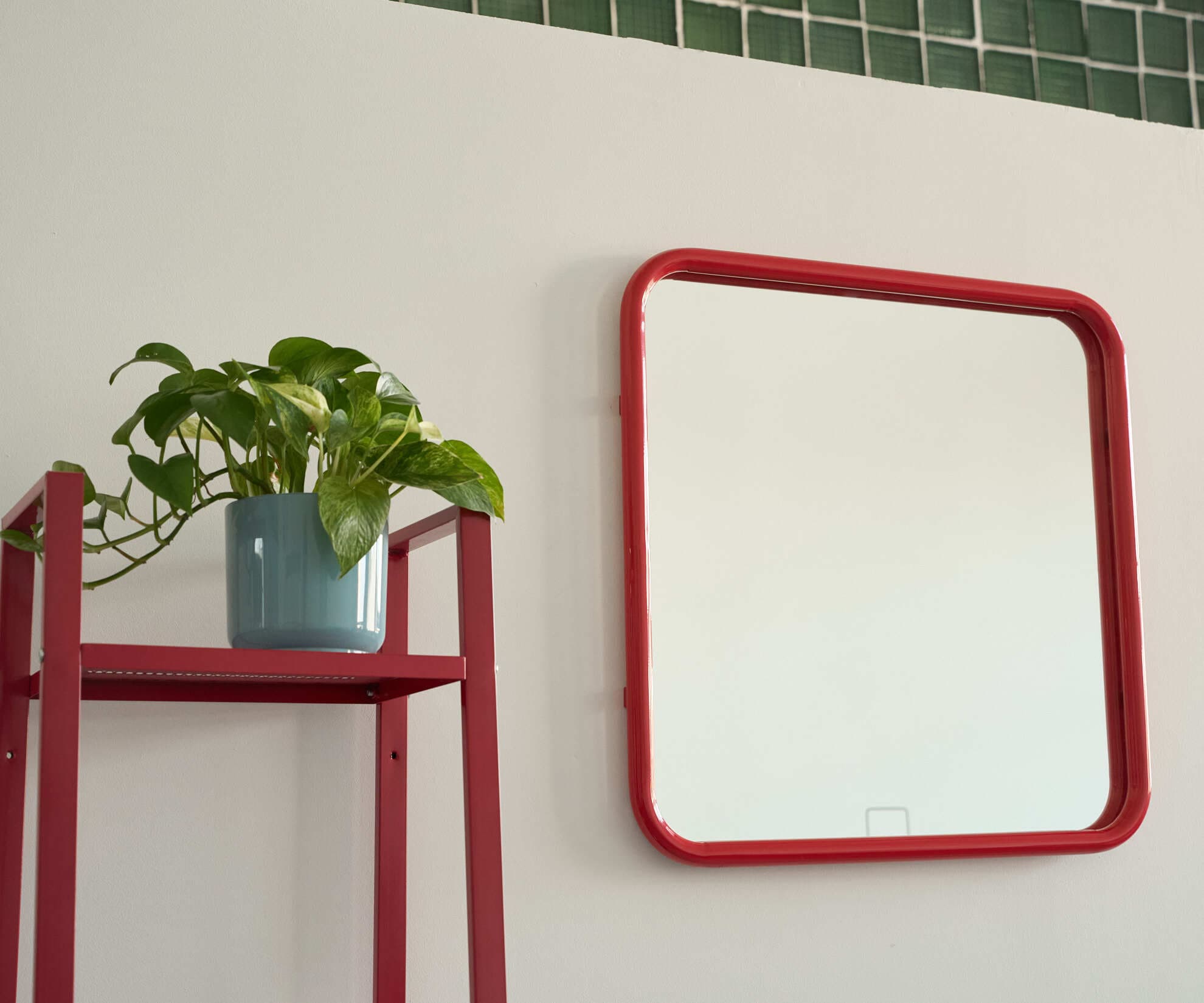 Зеркало на металлической раме, красное