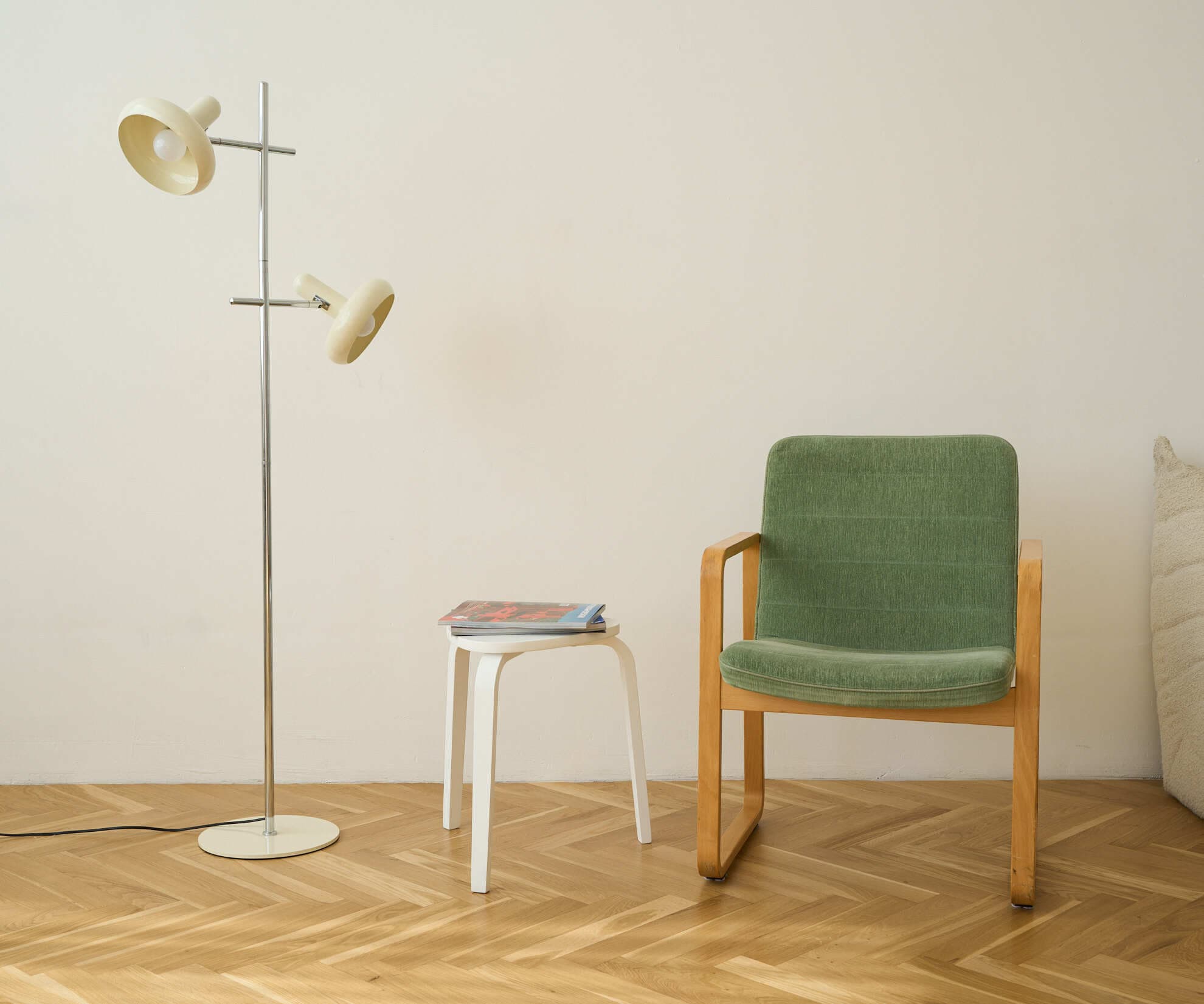 Табурет из фанеры, белый