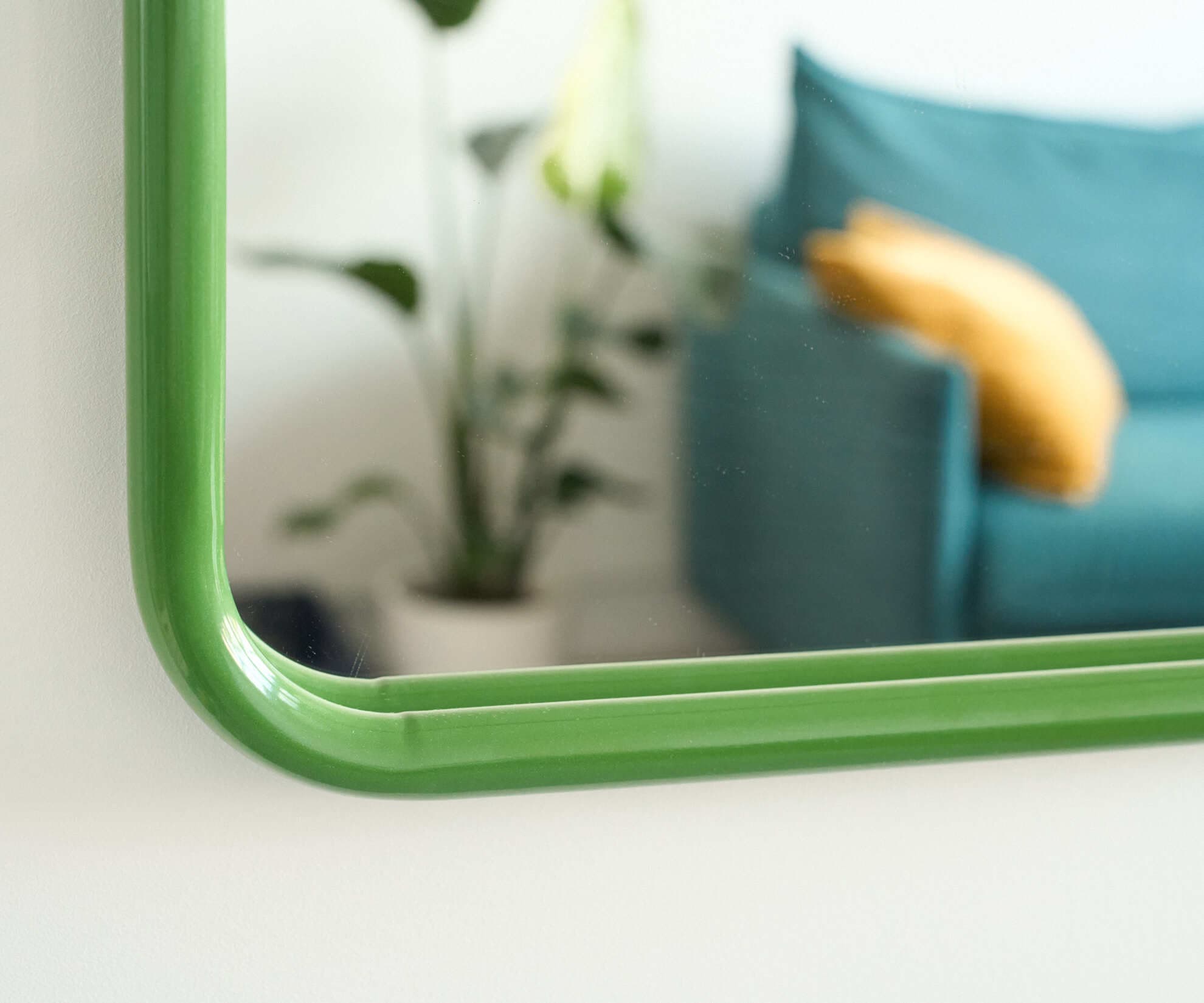 Зеркало на металлической раме, зеленое