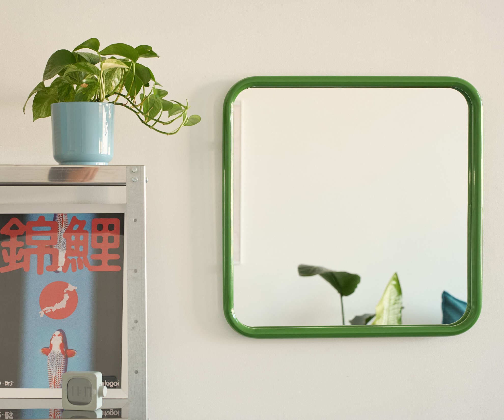 Зеркало на металлической раме, зеленое