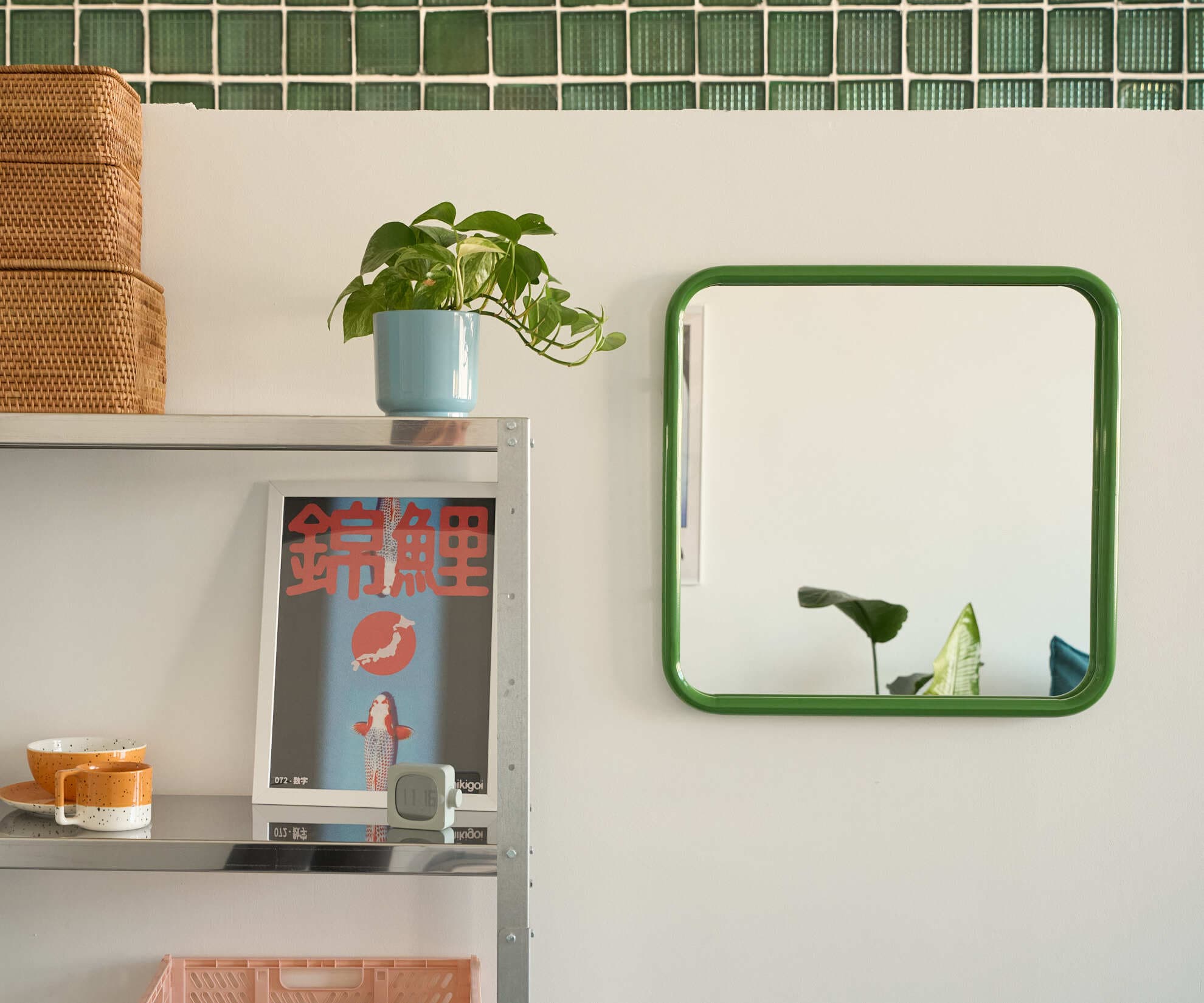 Зеркало на металлической раме, зеленое