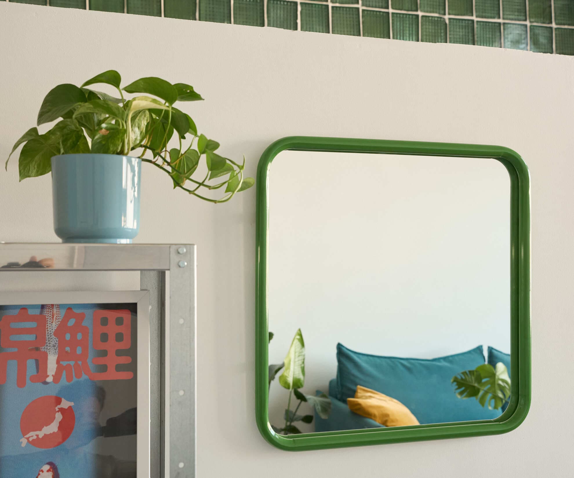 Зеркало на металлической раме, зеленое