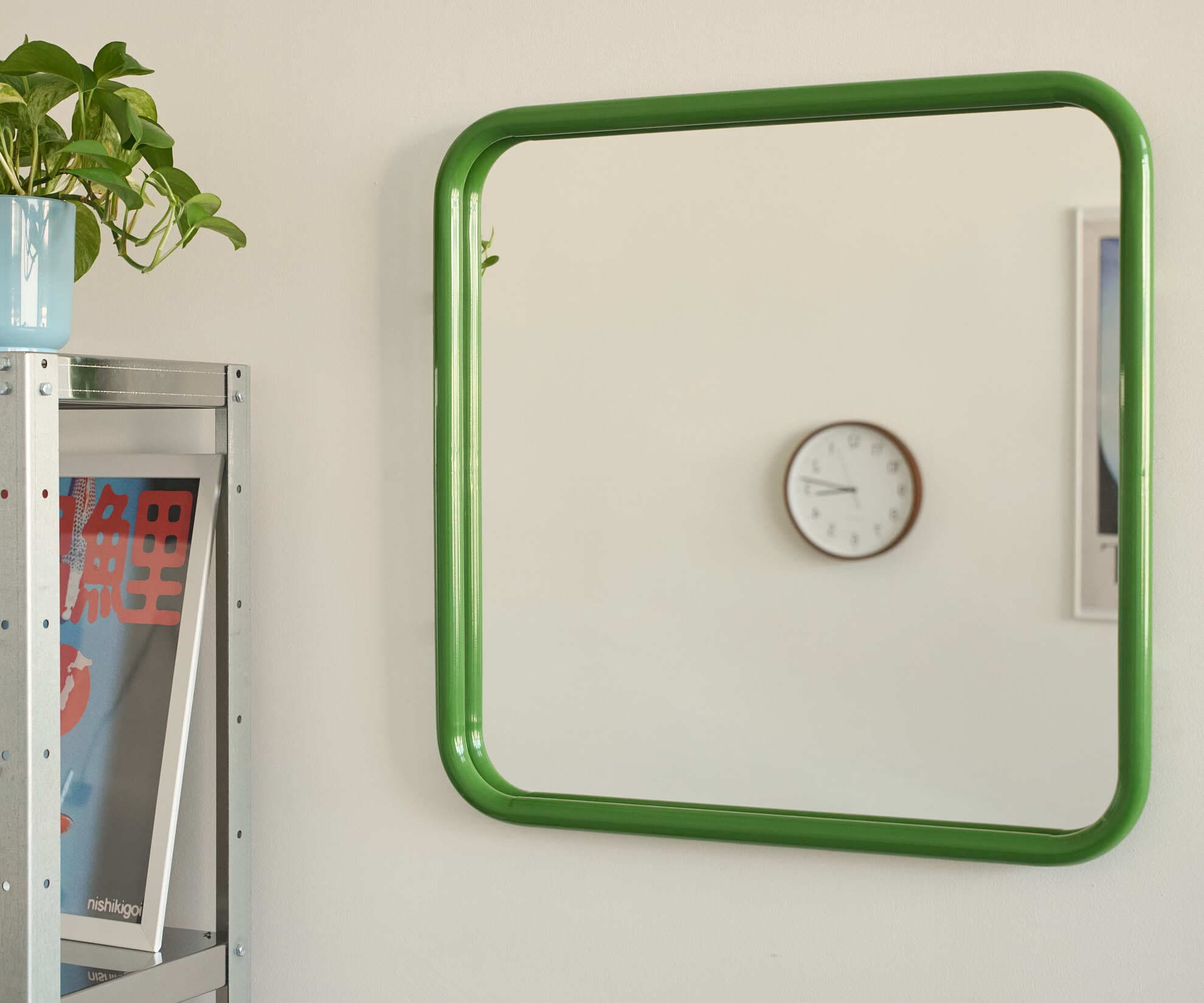 Зеркало на металлической раме, зеленое