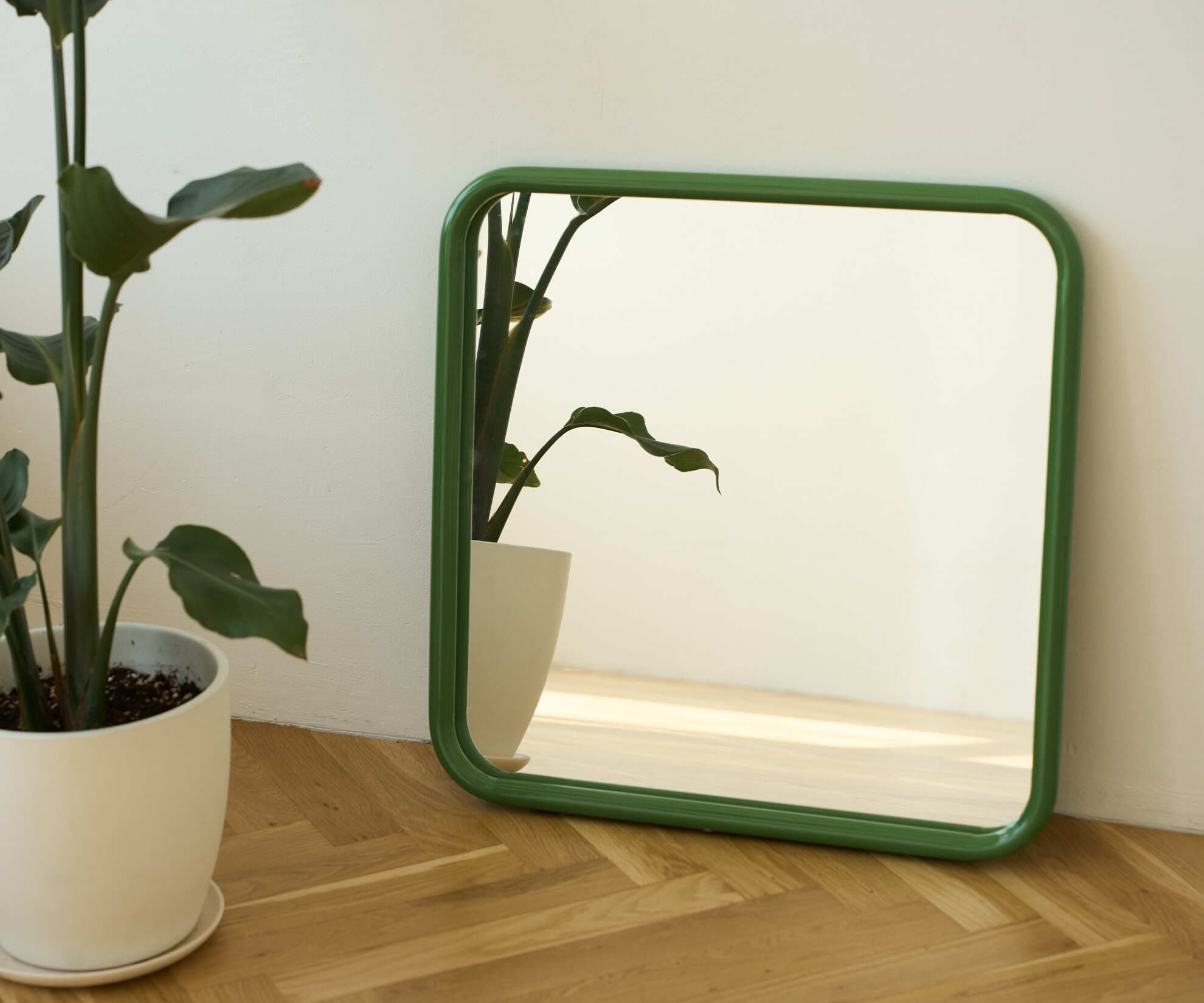 Зеркало на металлической раме, зеленое
