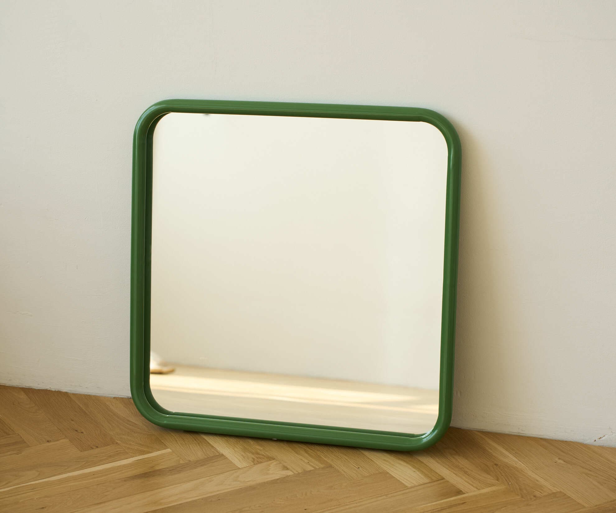 Зеркало на металлической раме, зеленое