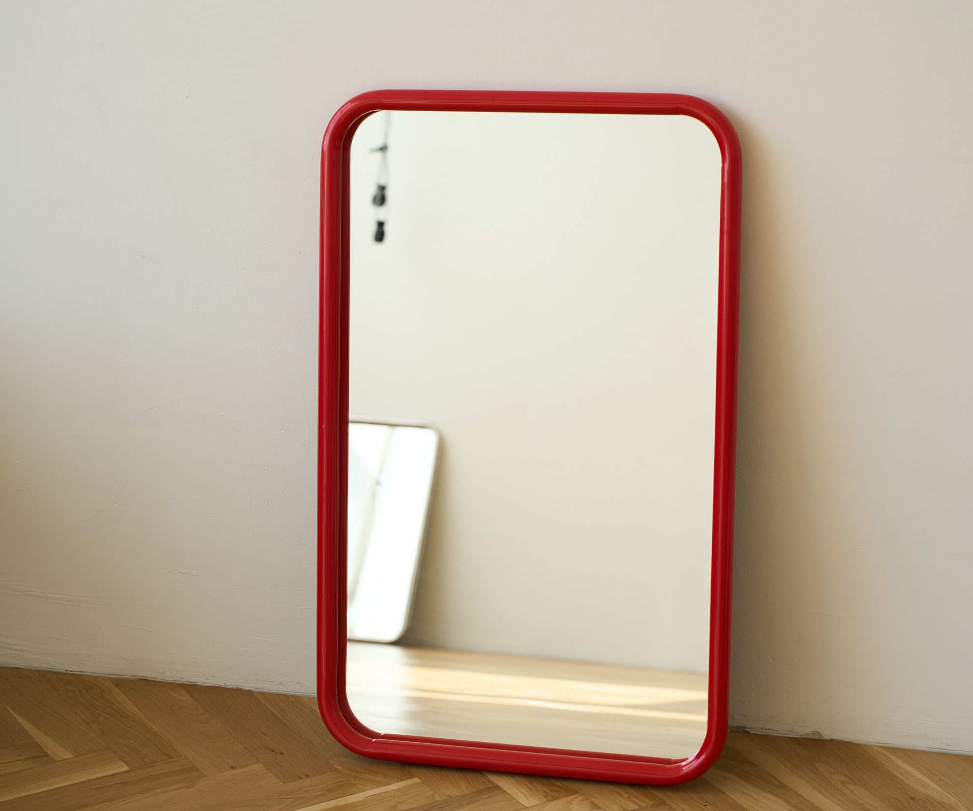 Зеркало на металлической раме 50х80 см, красное