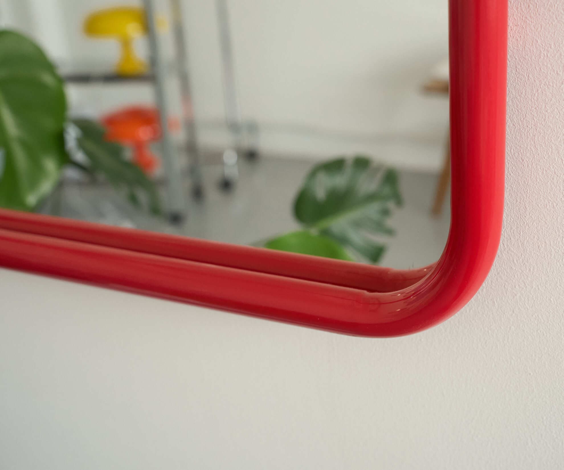 Зеркало на металлической раме 50х80 см, красное