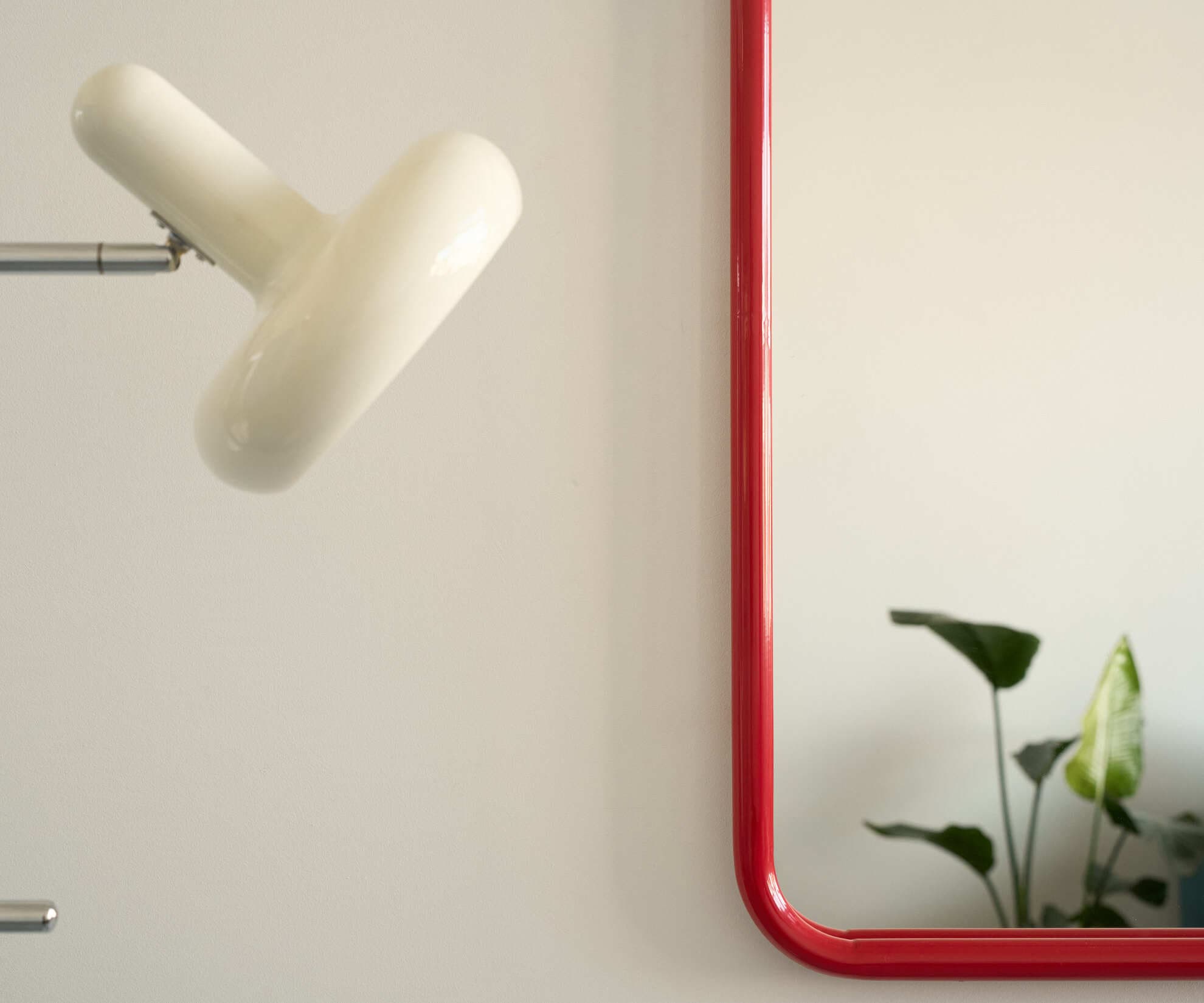 Зеркало на металлической раме 50х80 см, красное