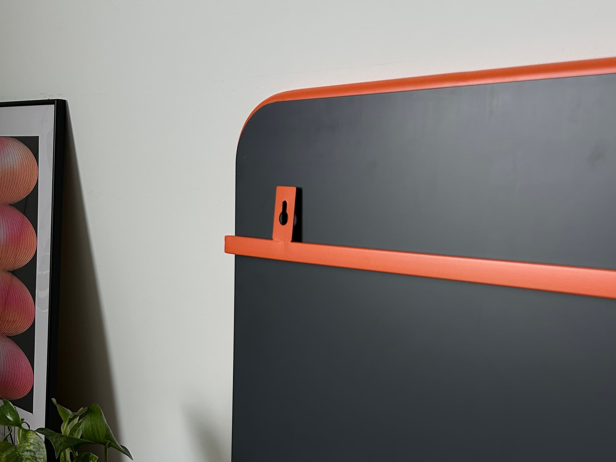 Зеркало на металлической раме, оранжевое