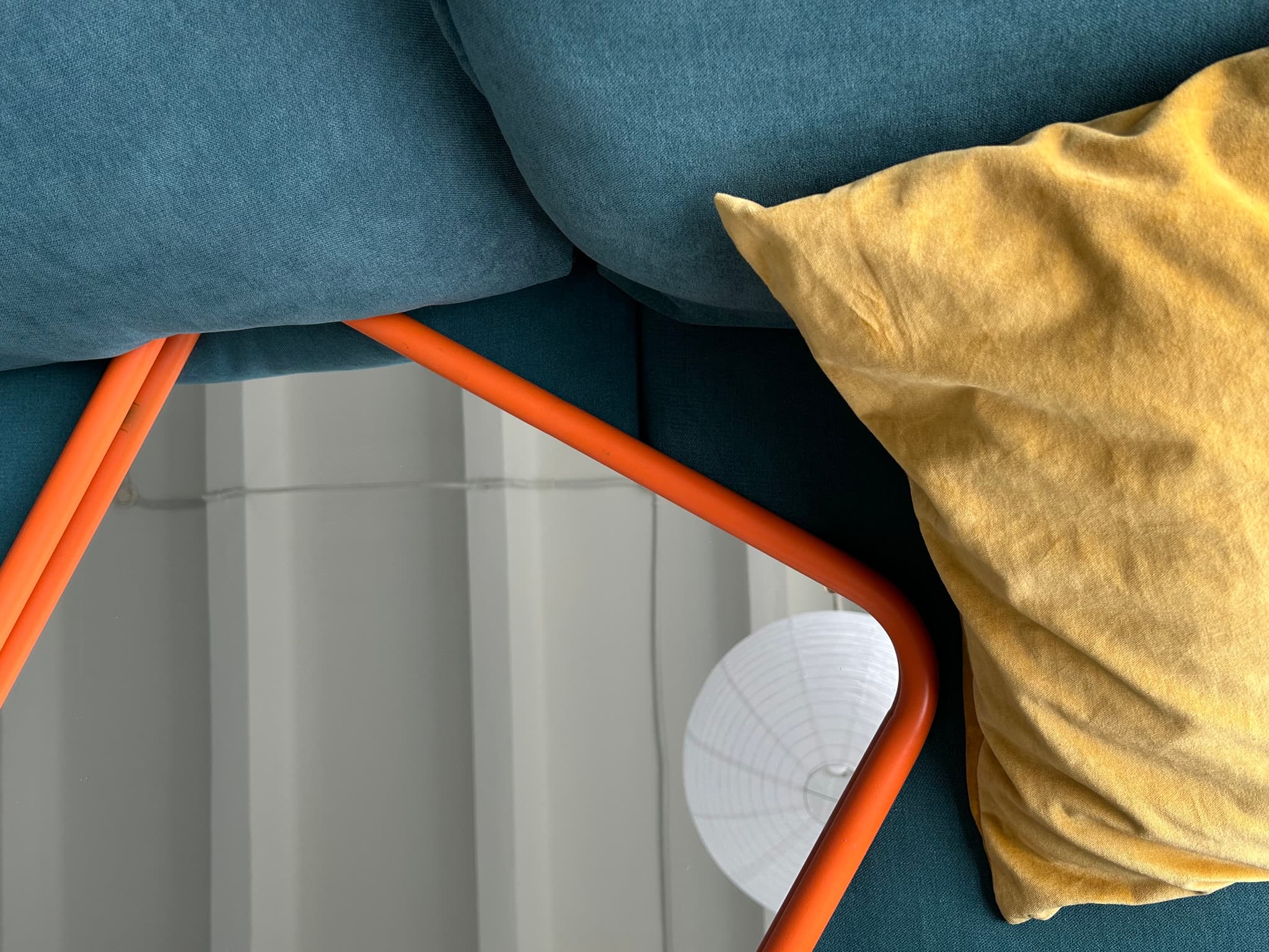 Зеркало на металлической раме, оранжевое